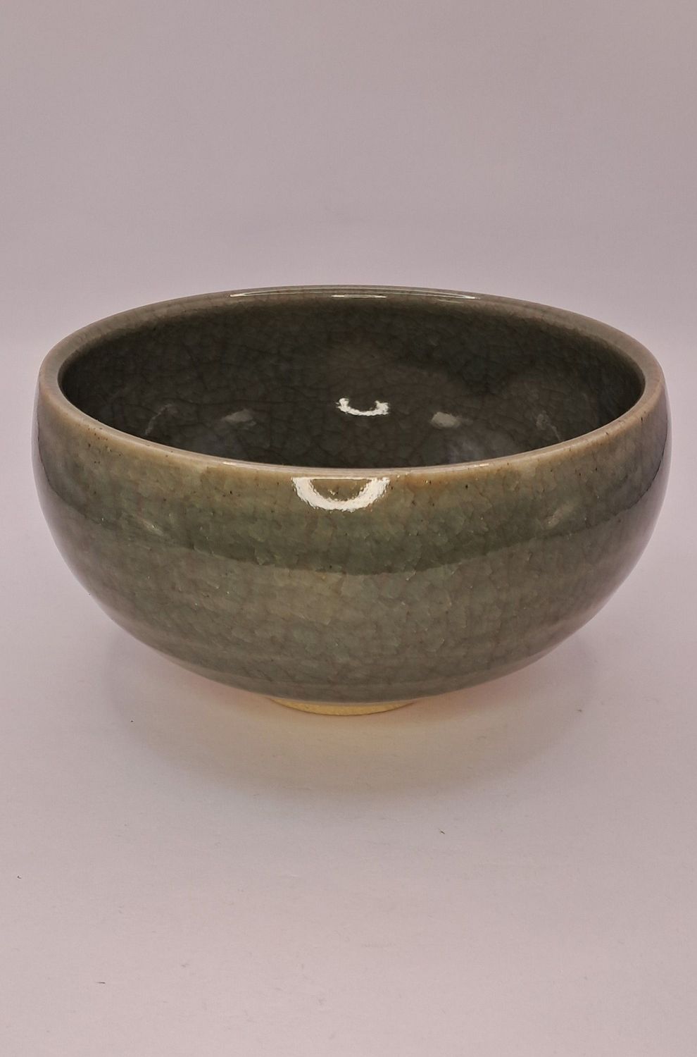 Matcha-Schale Seladon graugrün, krakeliert und leicht eingefärbt