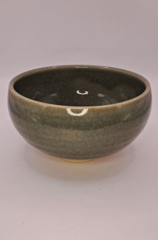 Matcha-Schale Seladon graugrün,  krakeliert und leicht eingefärbt