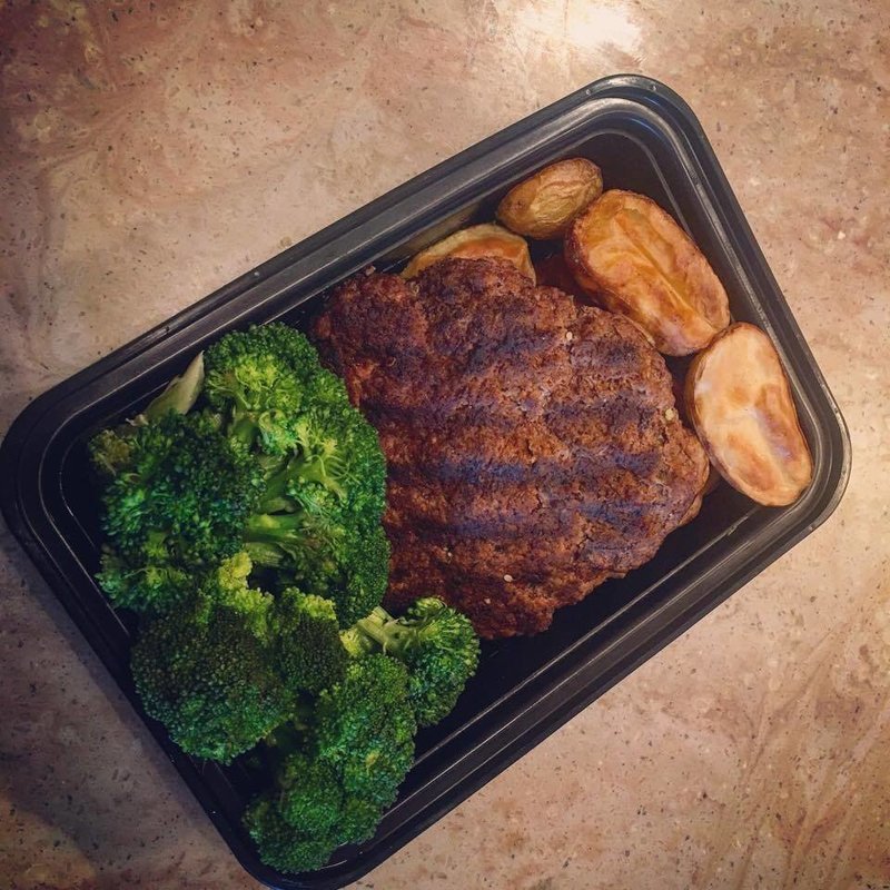 6oz Beef Burger,6oz Potatoes with Veggies
