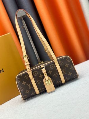 Louis Vuitton hang on women shoulder bag OIBE04