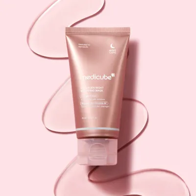 MEDICUBE Collagen Night Wrapping Mask - Naktinė kaukė, praturtinta didelėmis kolageno koncentracijomis, kurios giliai maitina, stangrina ir drėkina odą miego metu.
