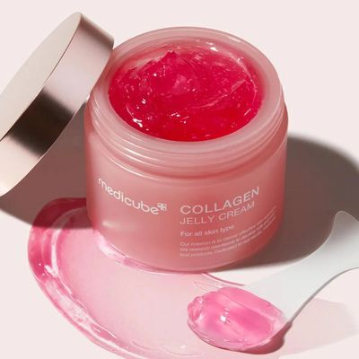 MEDICUBE Collagen Jelly Cream - Drėkinamasis ir stangrinamasis veido kremas su kolagenu, sukurtas pagerinti odos elastingumą ir suteikti jai sveiką švytėjimą.