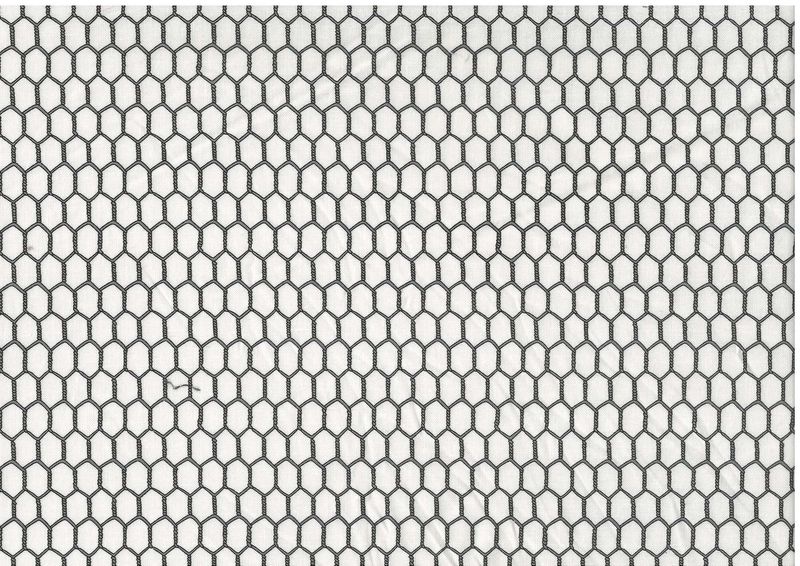 Bomullstyg med svart hönsnätsmönster på vit botten – patchworktyg.