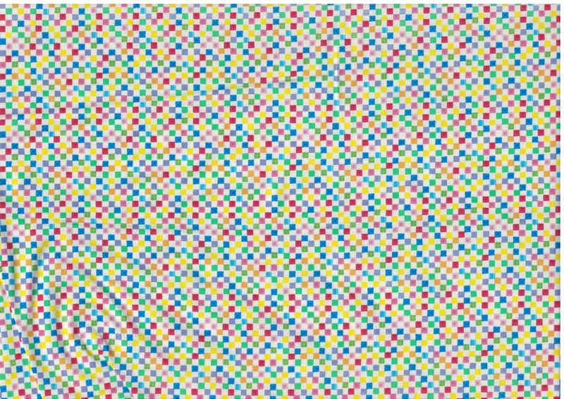 Bomullstyg med små färgglada kvadrater – patchworktyg för lappteknik.