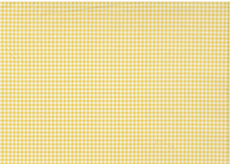 Bomullstyg med små gula rutor på vit botten – patchworktyg.