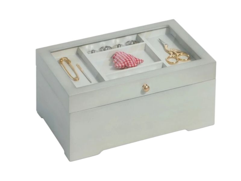 🧵 Prym Syskrin vit trä – antik stil med glaslucka