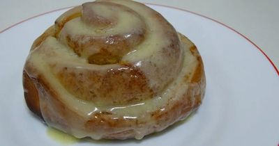 ​Cinnamon Roll with Vanilla Glaze (Cuban Style)