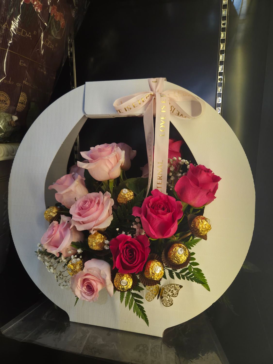 Cesta de Flores y Chocolate