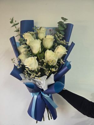 Arreglo Floral de 9 Rosas Balncas