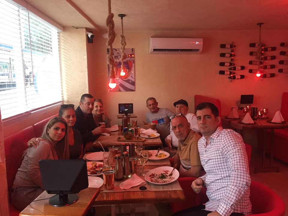 Cena con recogida y retorno a casa (8 personas) a consumir 176 usd