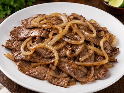 Bistec de Res Encebollado