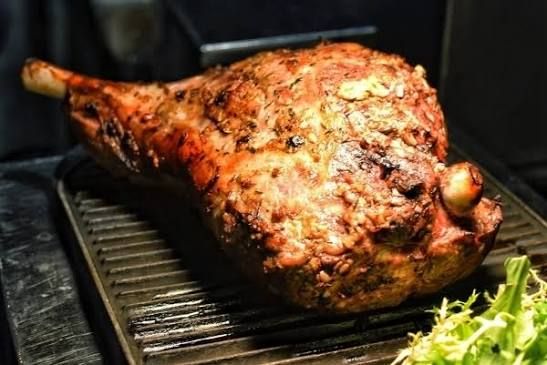 Pierna de cerdo deshuesada asada ( con guarniciones )