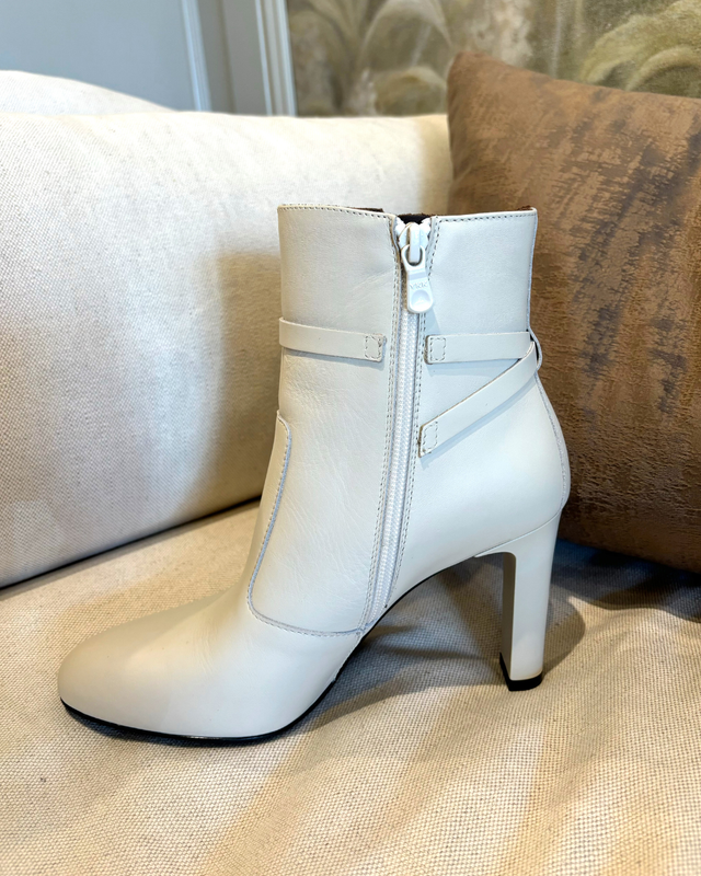 Velvet Milk White Ankle Bootie I411000D