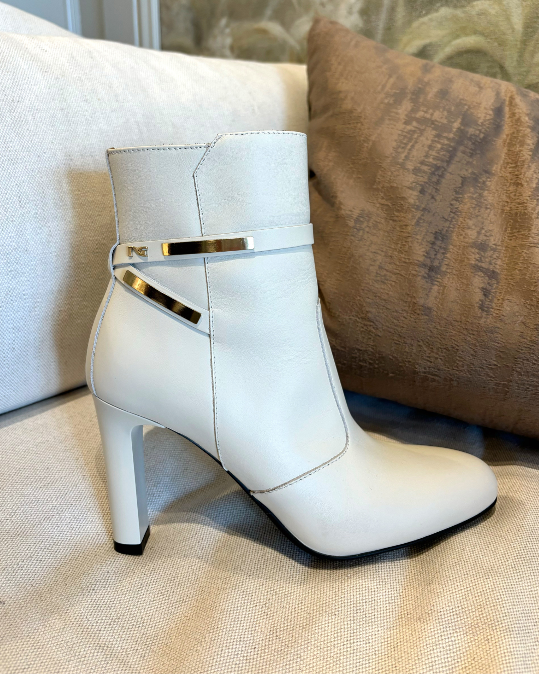 Velvet Milk White Ankle Bootie I411000D