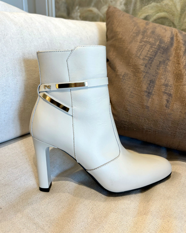 Velvet Milk White Ankle Bootie I411000D