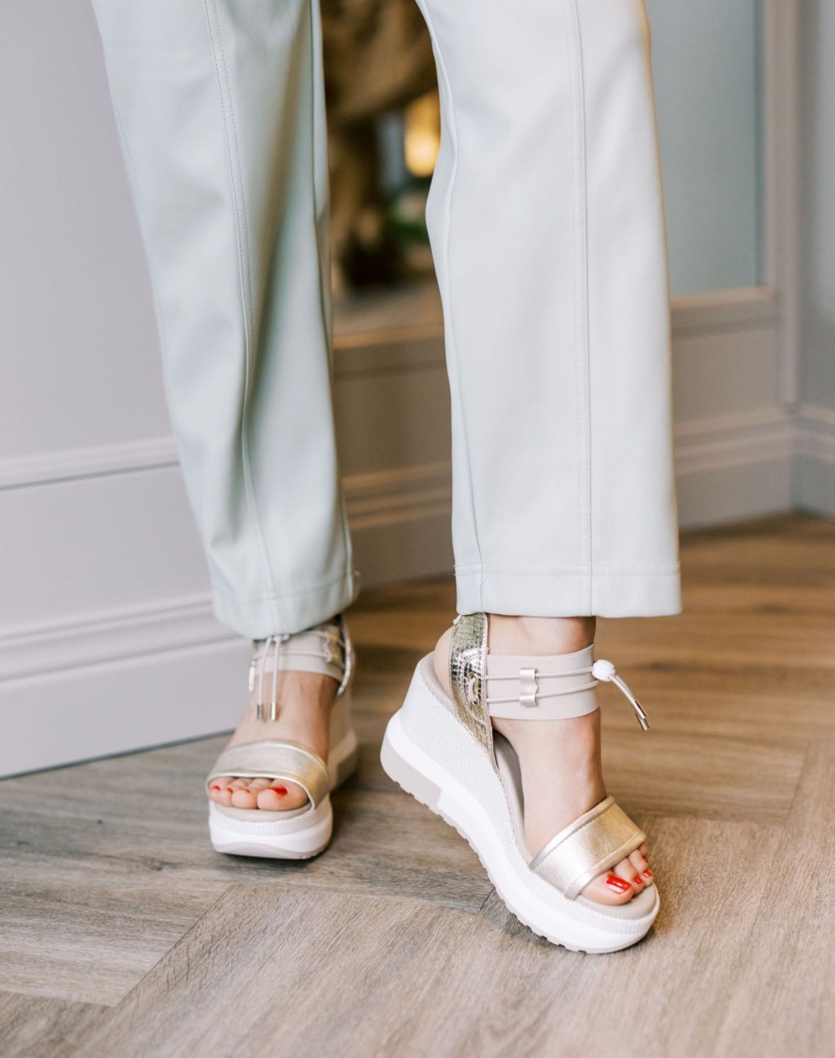 Gold Utility Wedge (Etiole Sand 13606)