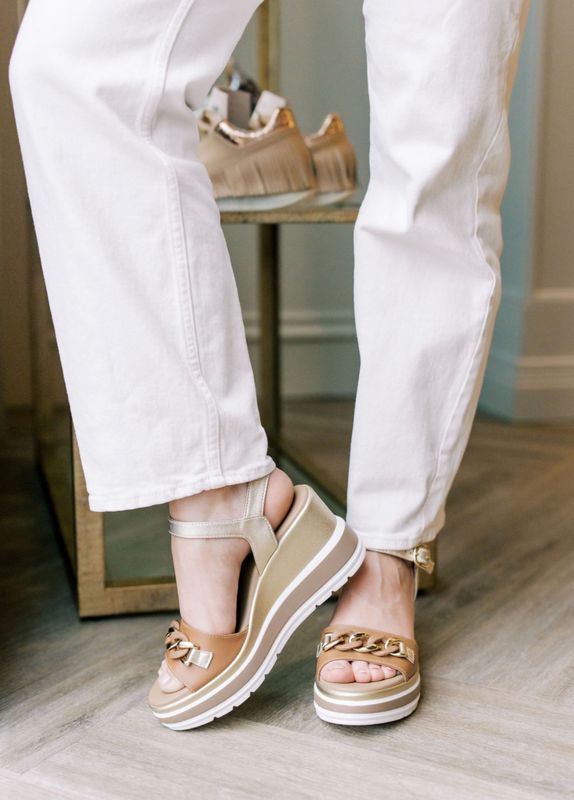 Armenia Cognac/Gold Wedge