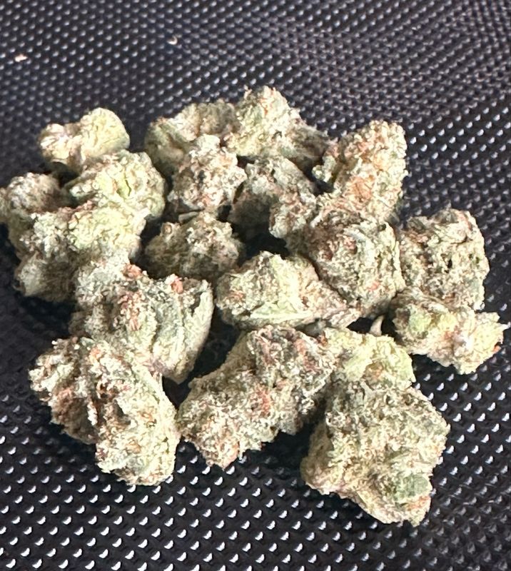 Flower: Biscotti Cream THC: 24% (3.5)g Hybrid