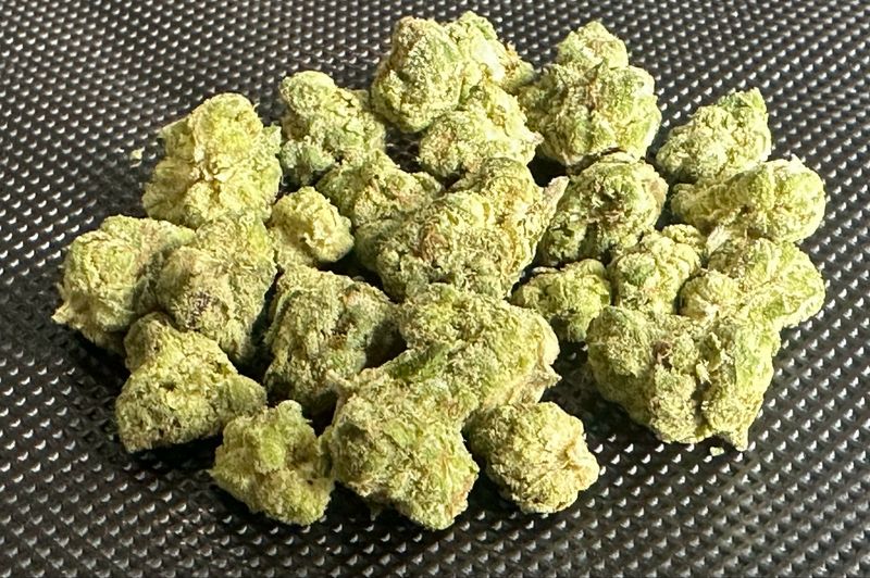 Flower: Rainbow Runtz THC: 25% (14)g Indica