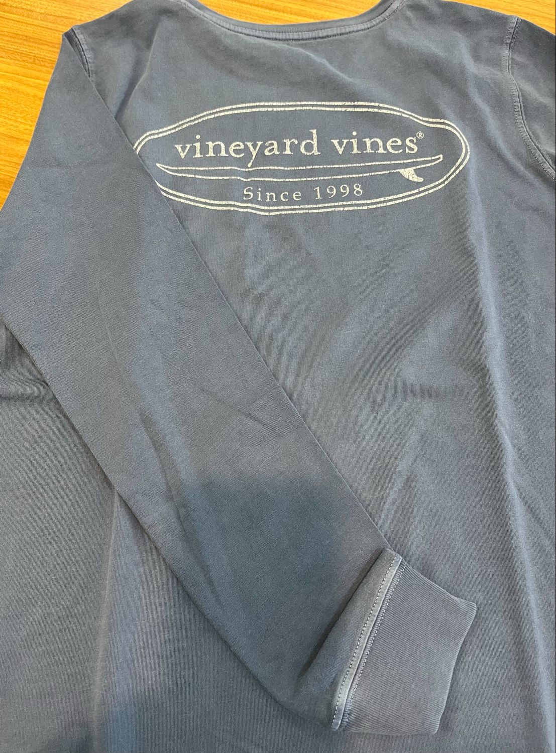 Vineyard Vines Long-Sleeved Surfboard Tee in Moonshine