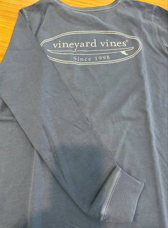 Vineyard Vines Long-Sleeved Surfboard Tee in Moonshine