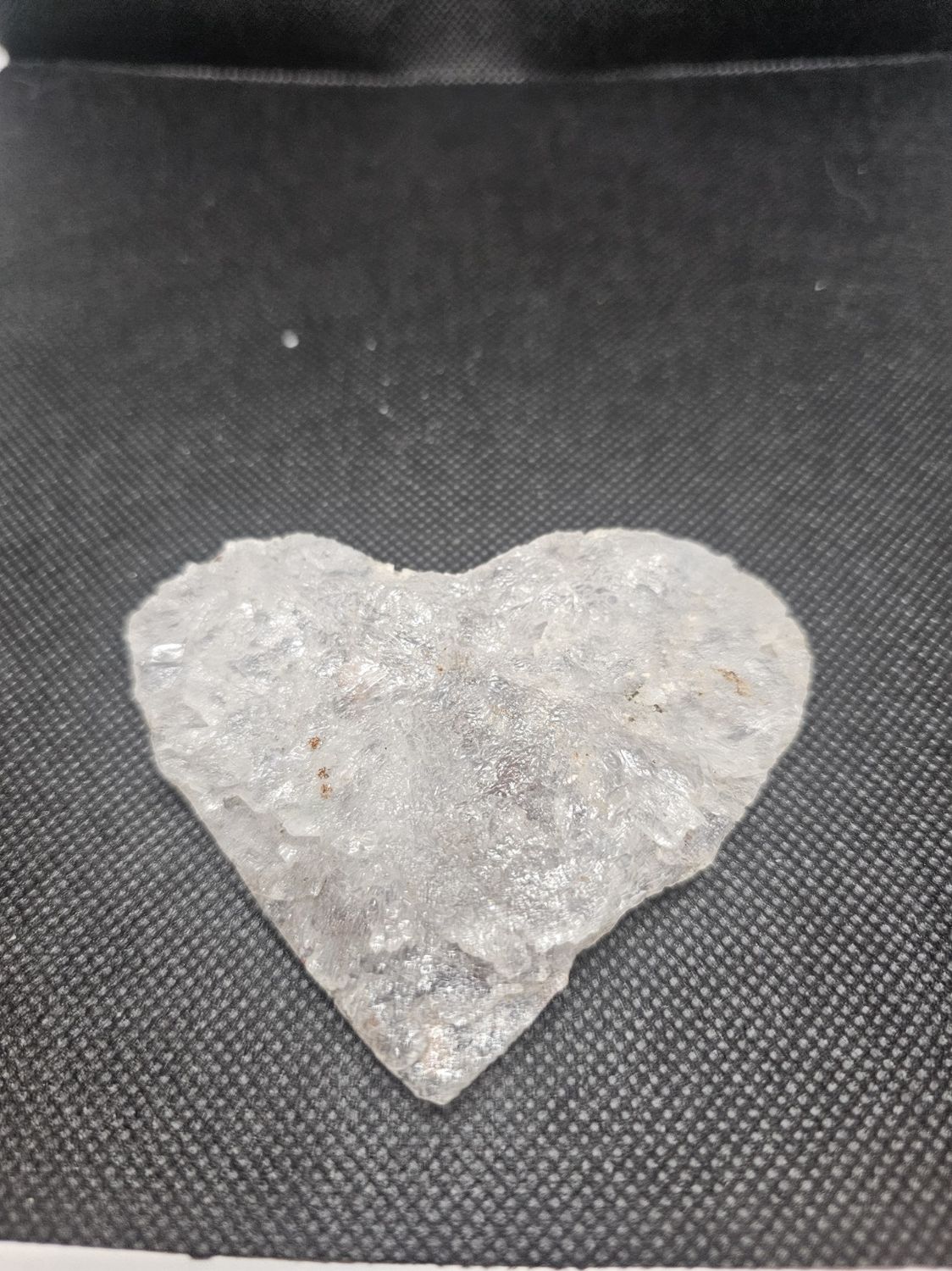 Reibeckite in etched quartz heart