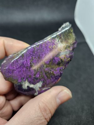Metallic purpurite polished 141g