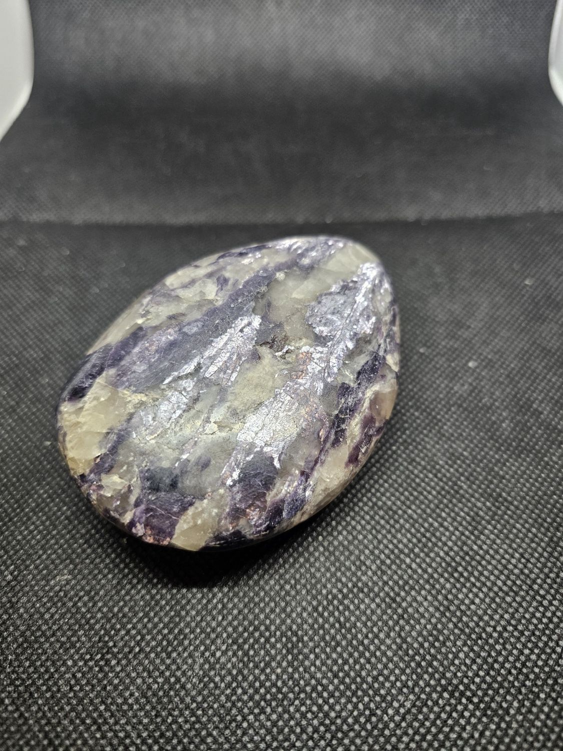 charoite Edelsteen palm stone
