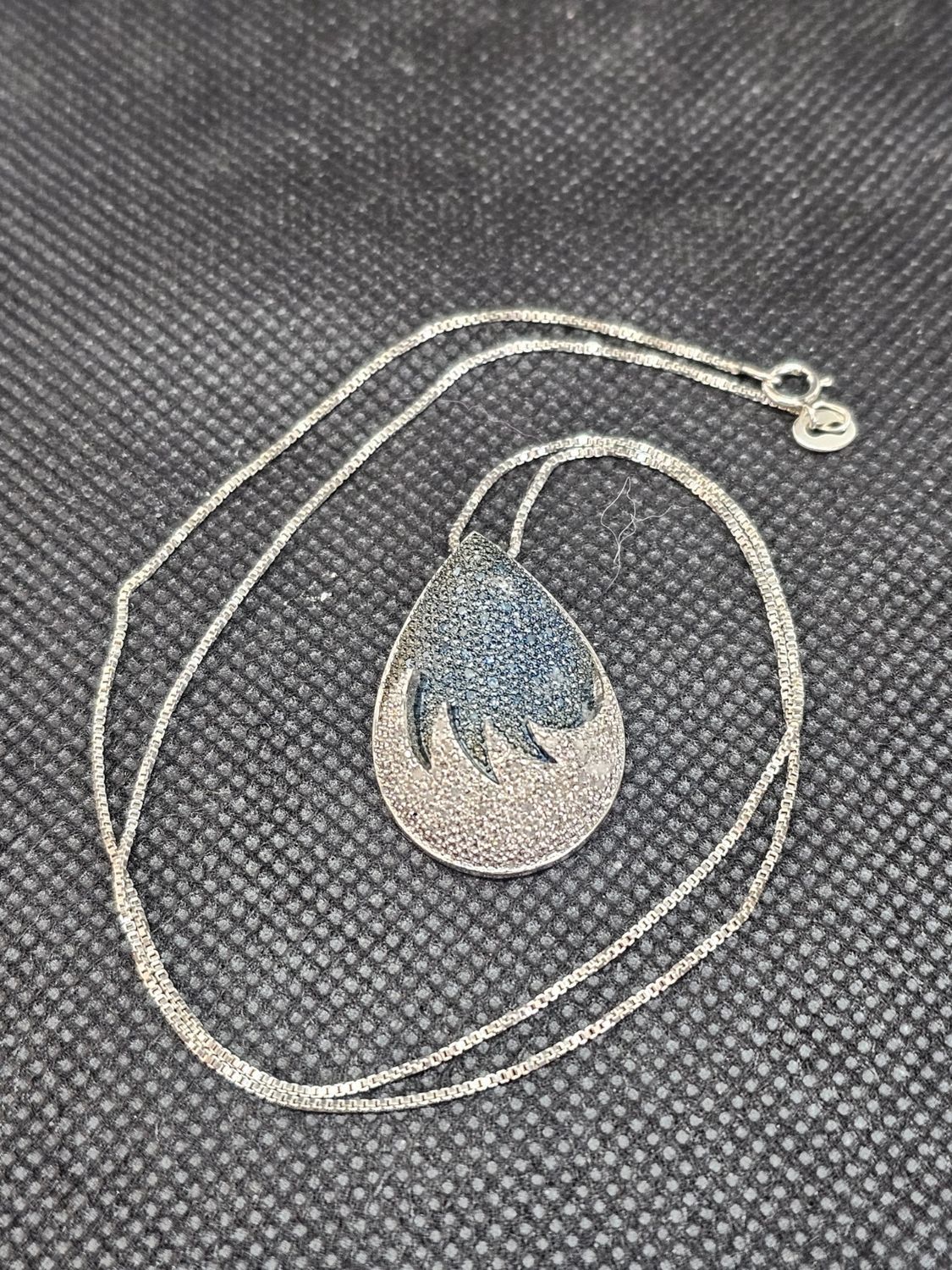 blue and white chip pear necklace