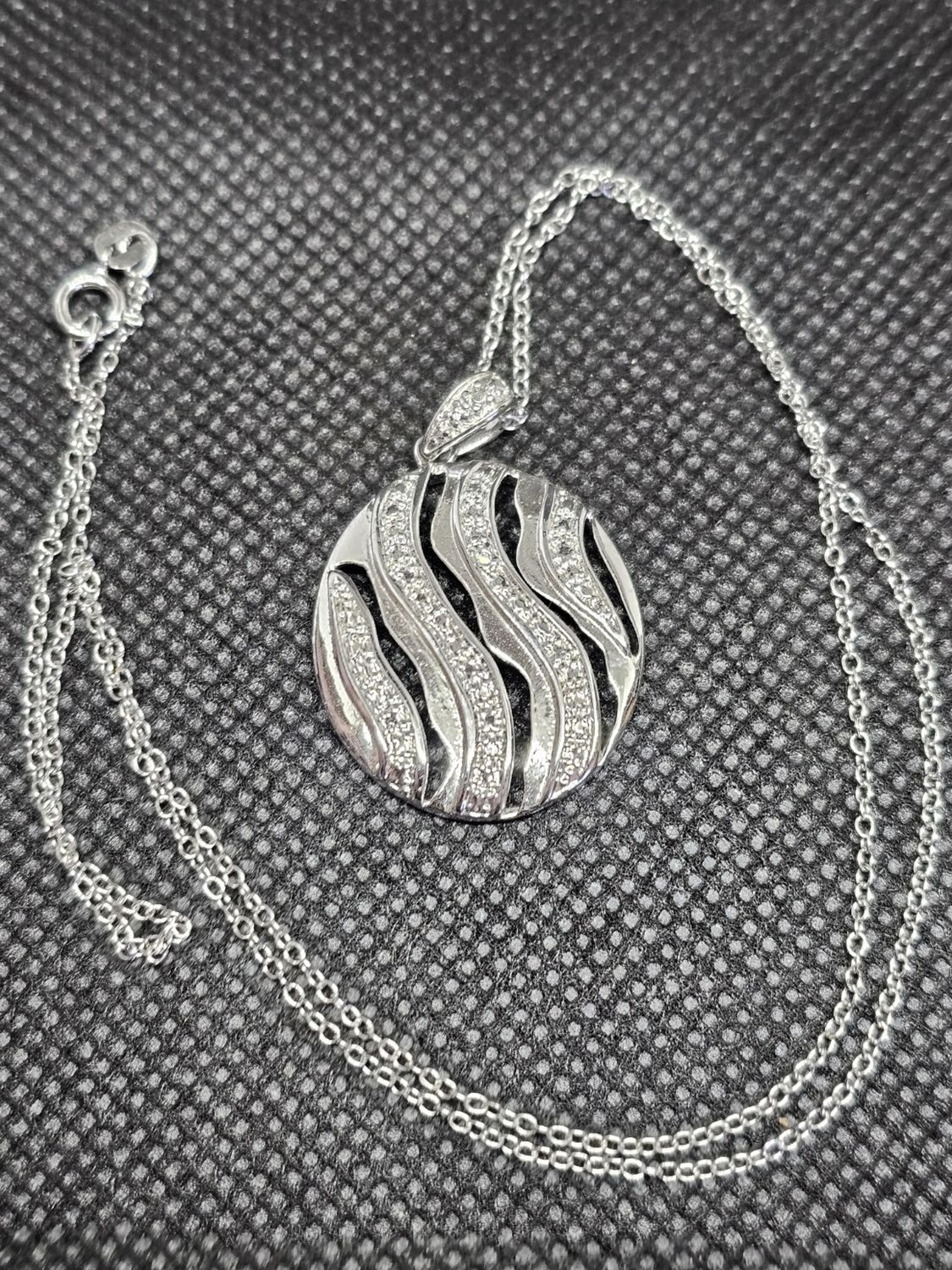 diamond chip round wave necklace