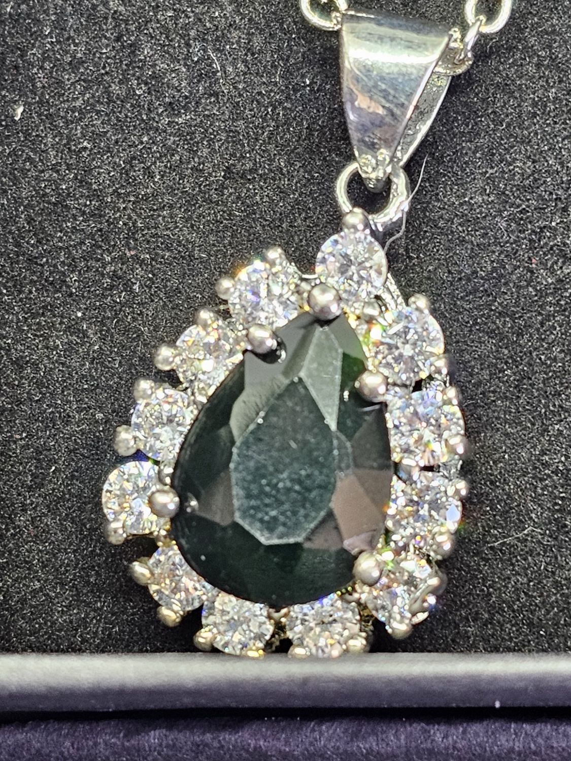 #17 925 nephrite sim diamond necklace