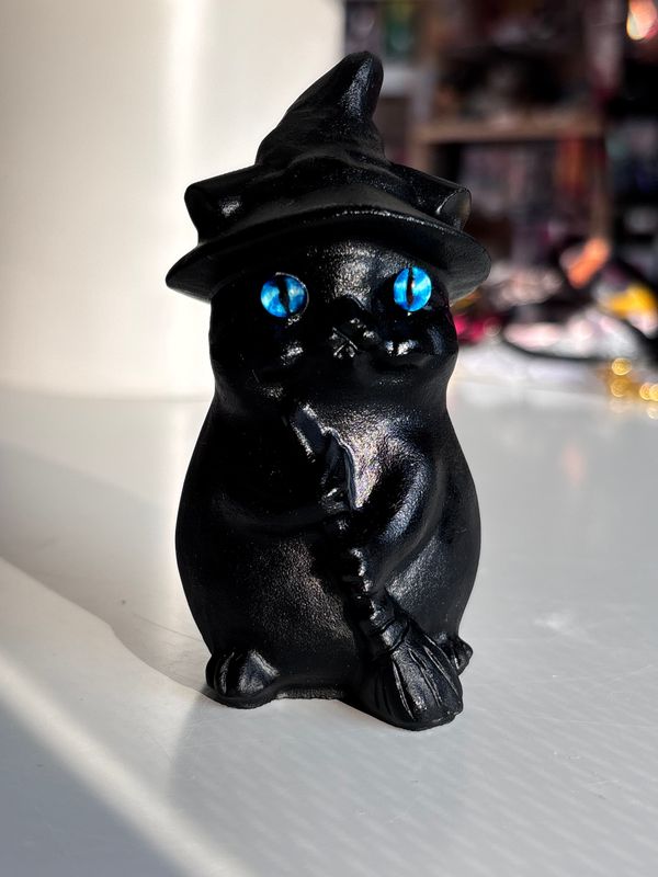 Obsidian/Blue Eyes Witchy Kitty