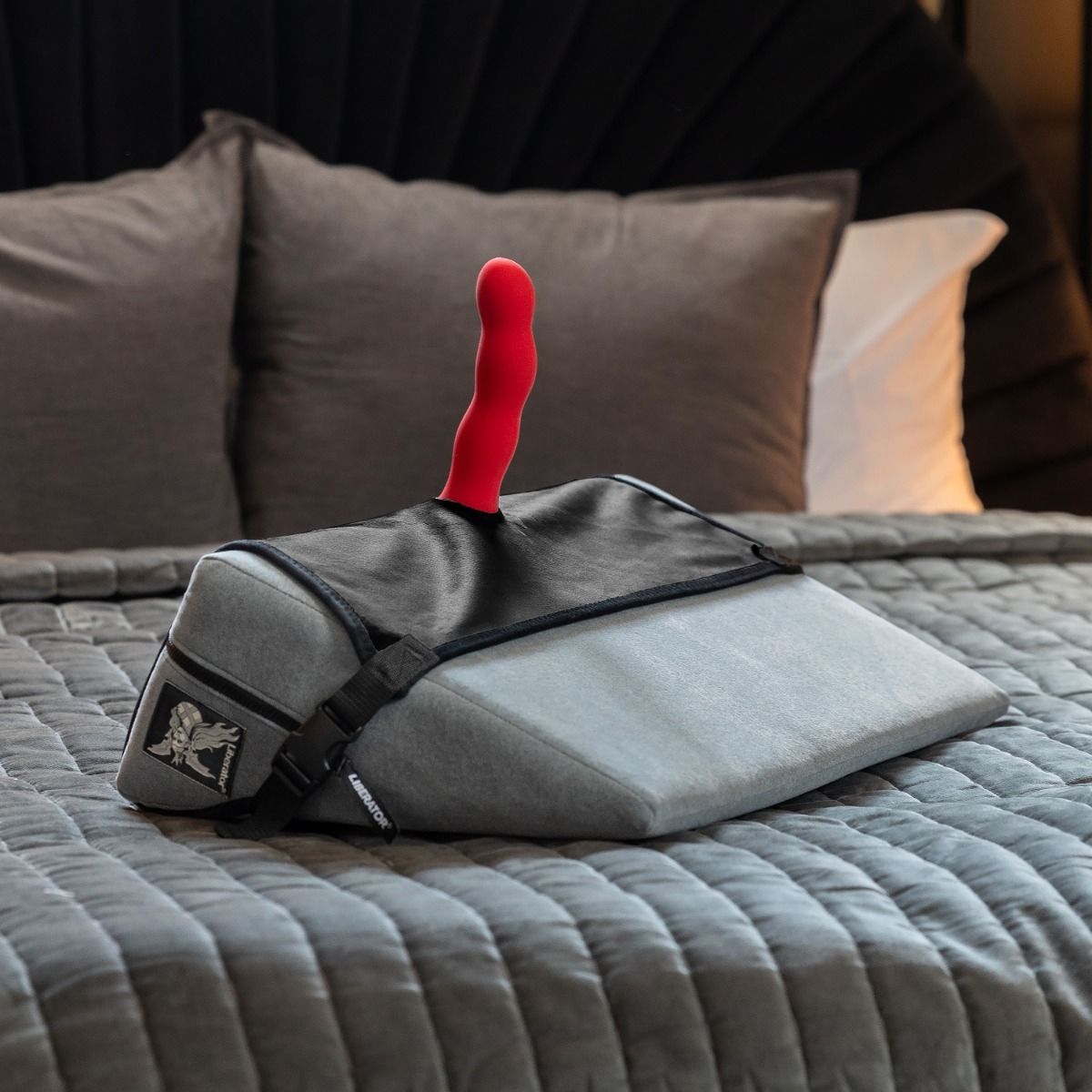 19596 Birdi Sex Toy Strap Wedge Black