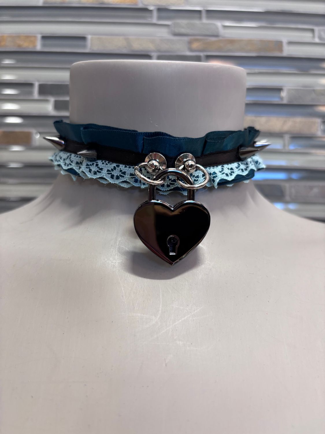 Lace Collar Teal W/ Spikes/Lock