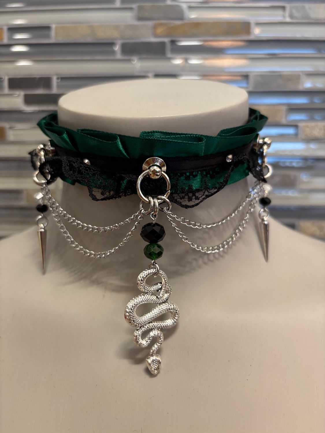 Lace Collar Emerald Snake