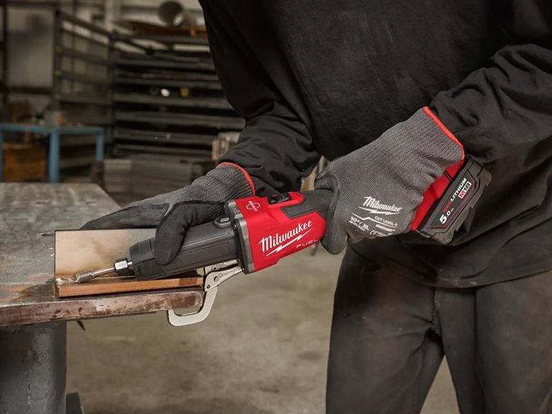 Smerigliatrice diritta M18 FUEL™ con avvio a slitta MILWAUKEE