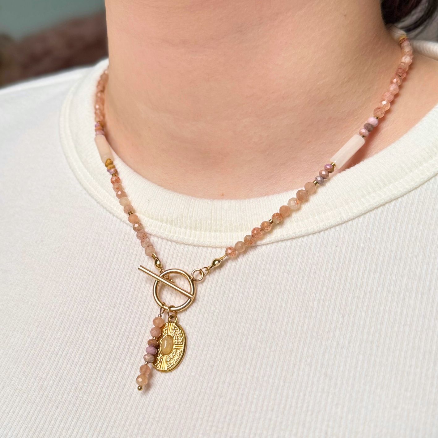 Naszyjnik z kamieniem słonecznym, fosfosyderytem i agatem.