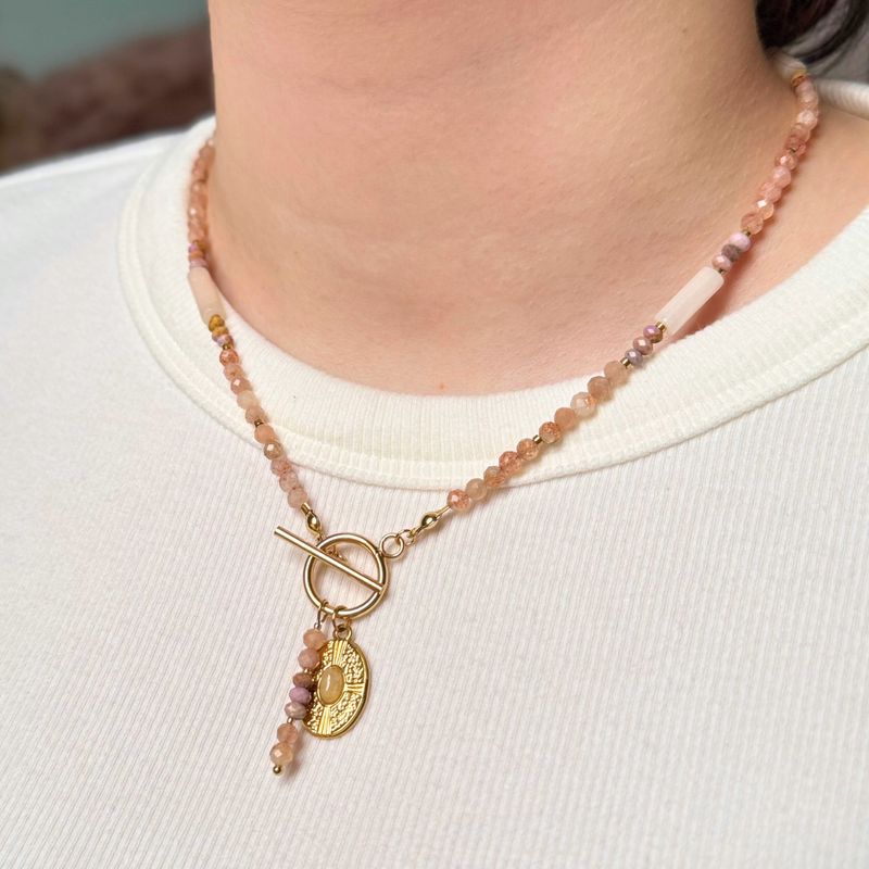 Naszyjnik z kamieniem słonecznym, fosfosyderytem i agatem.