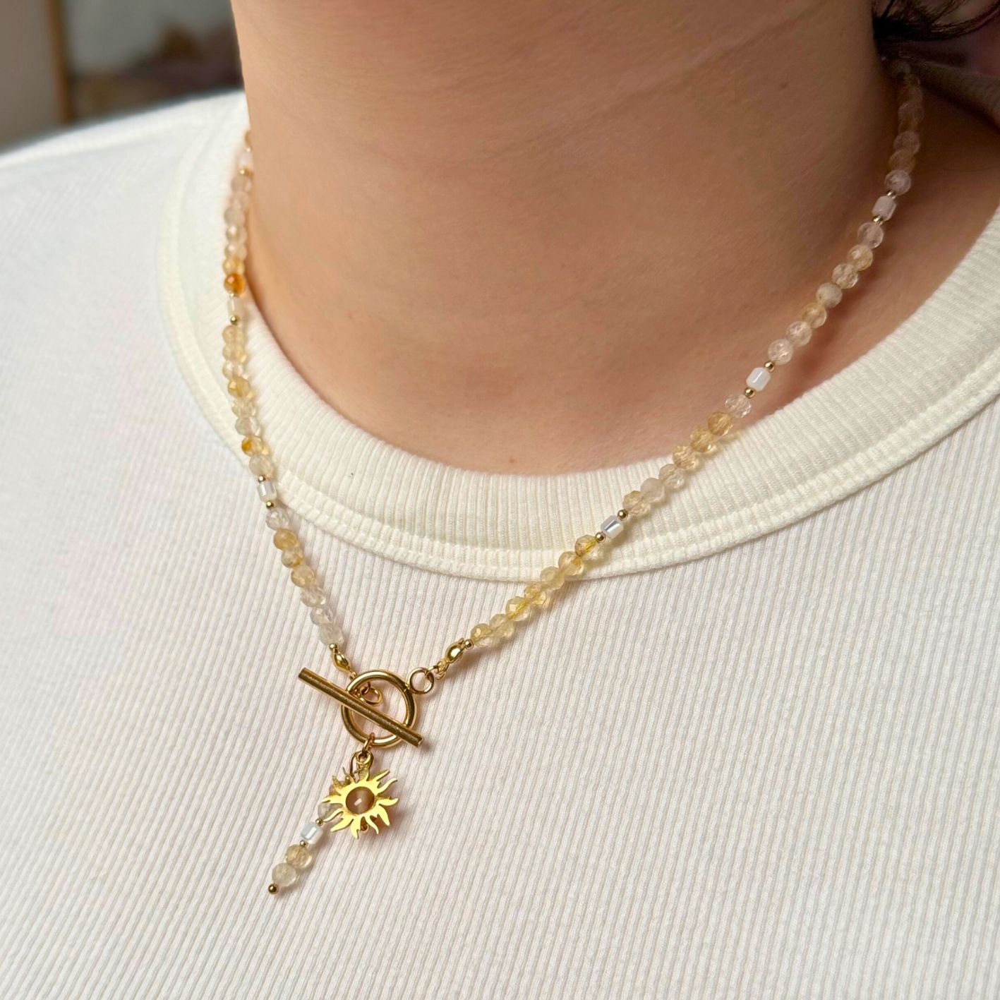 Naszyjnik z cytrynem, muszlą i słońcem