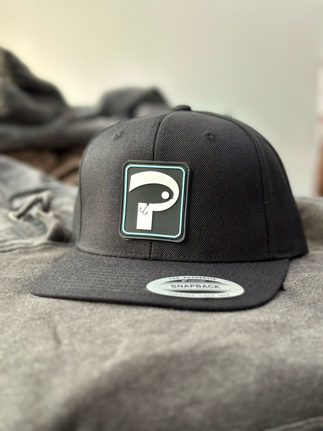 FLATBILL - Snapback - Black with P logo PVC Patch