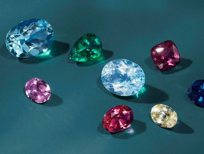 Birthstone Chart (A Complete Guide To Birthstone Gems)
