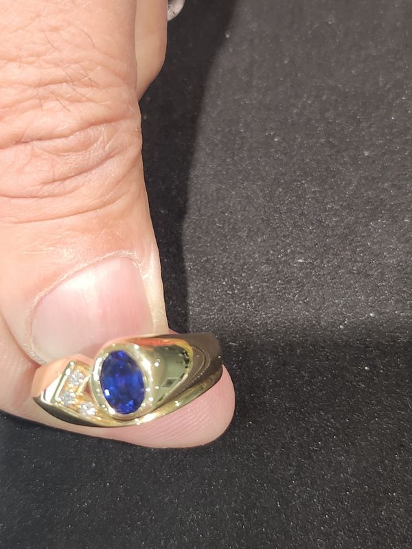 Mens 8x6mm oval Natural AA sapphire (h) 14ky with diamond accents