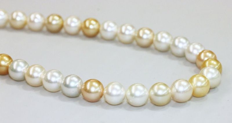 ​8-9mm natural color golden and white South Sea cultured pearls.