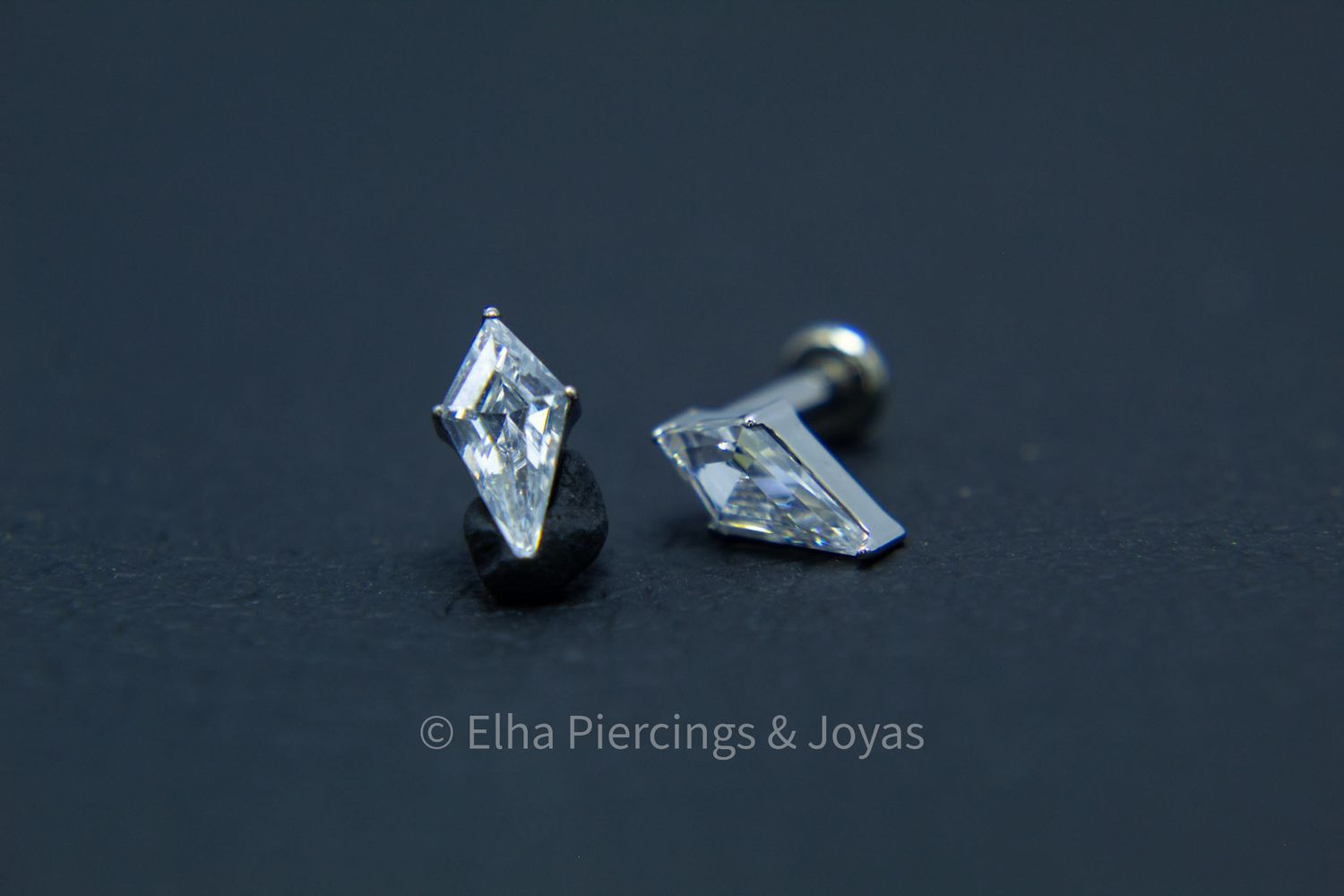 Cristal de zirconia en forma de cometa engarzado