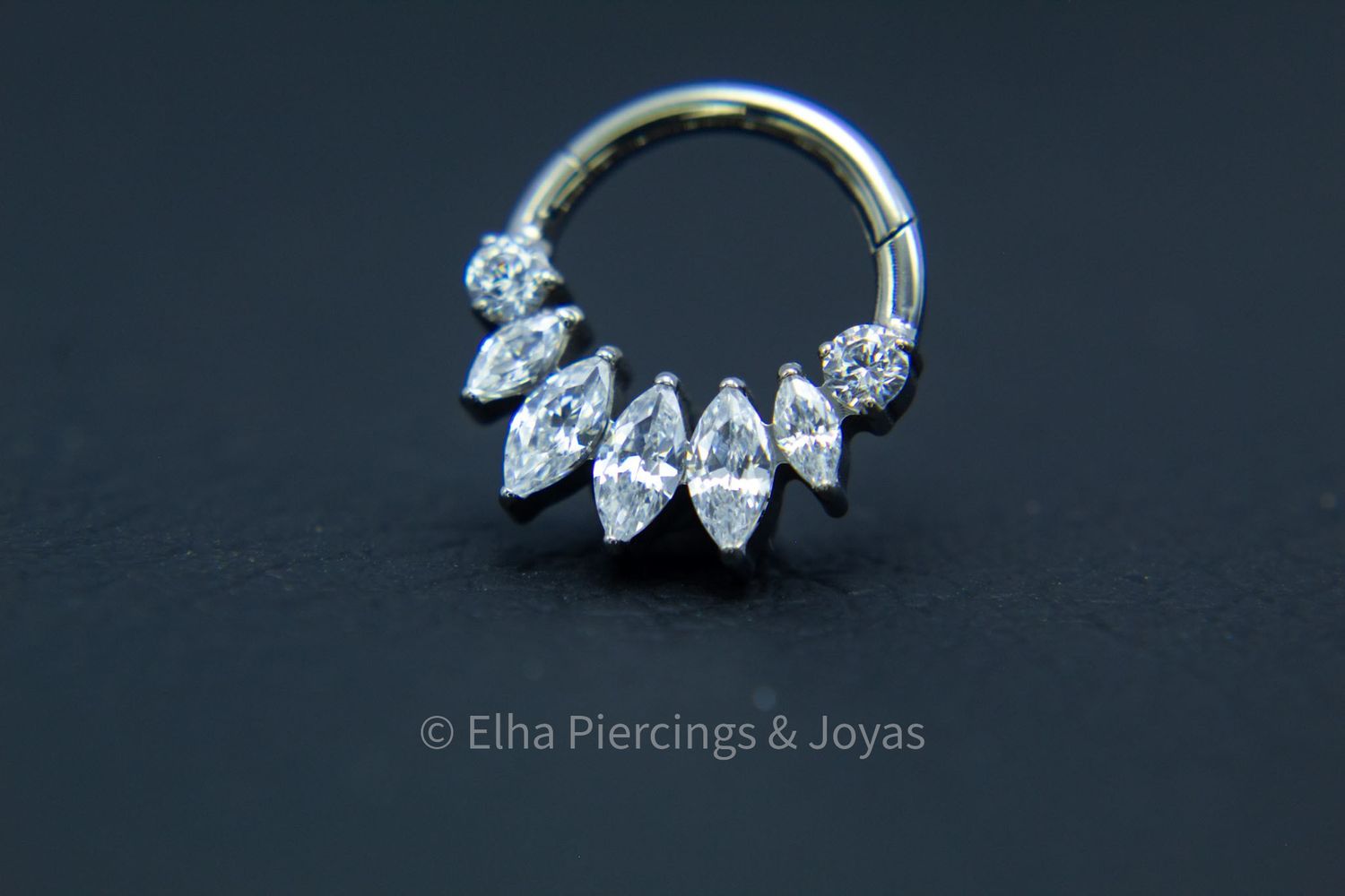 Argolla 5 cristales de zirconia marquise y 2 redondos