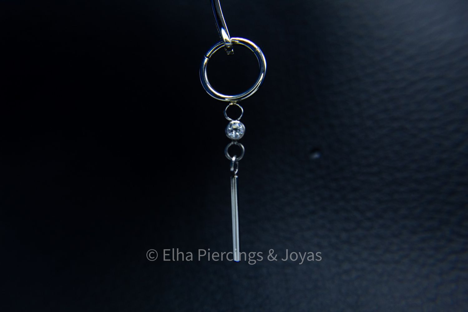 Argolla colgante barra con 1 cristal de zirconia redondo