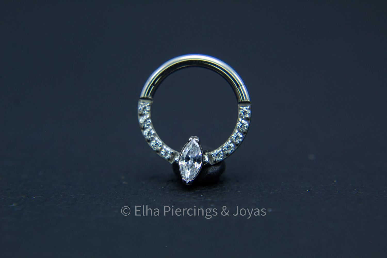 Argolla cristales de zirconia y 1 cristal marquise central