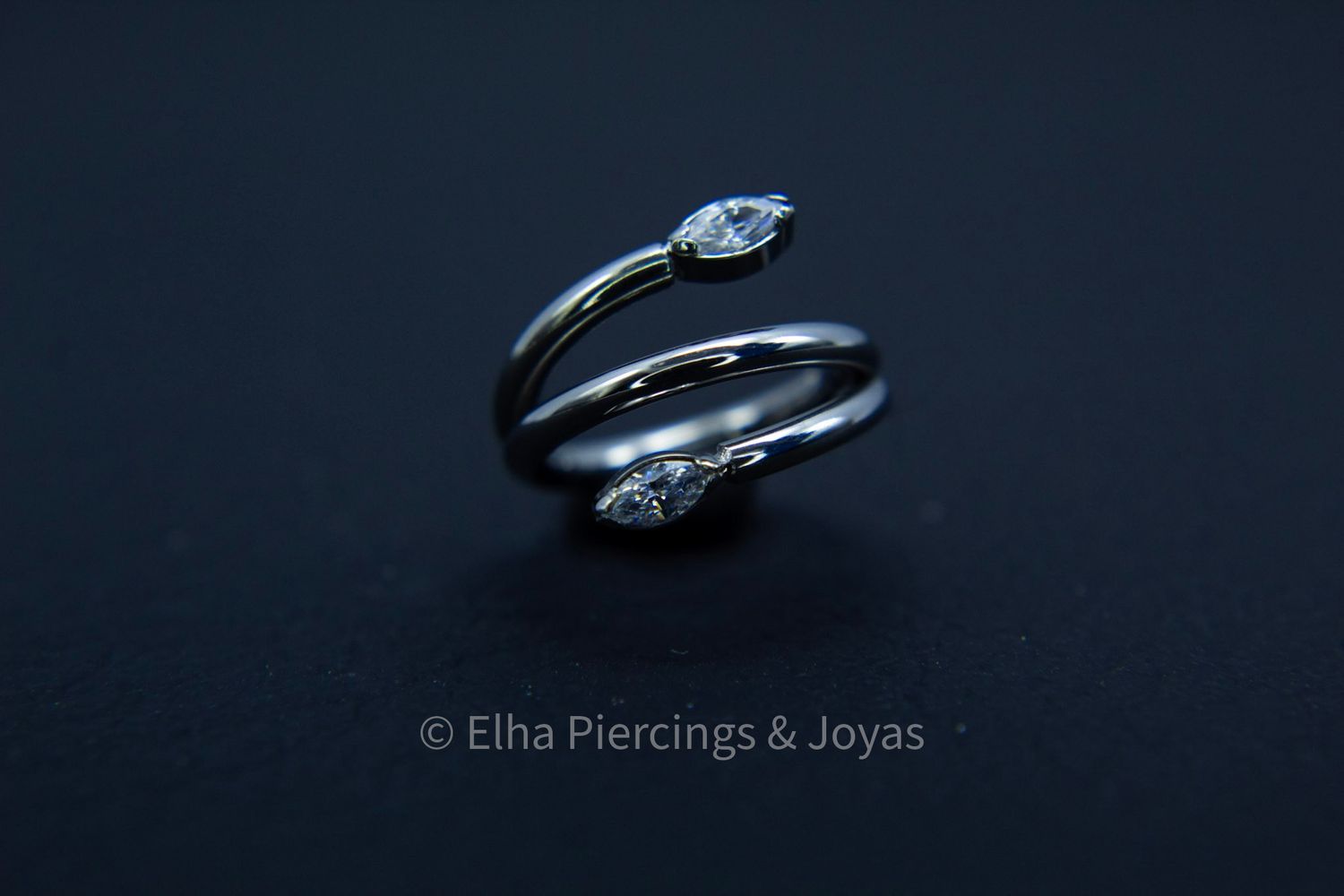 Argolla enrroscada hojas de cristal de zirconia marquise