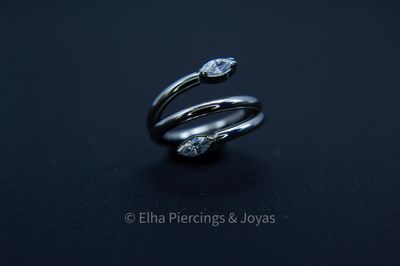 Argolla enrroscada hojas de cristal de zirconia marquise