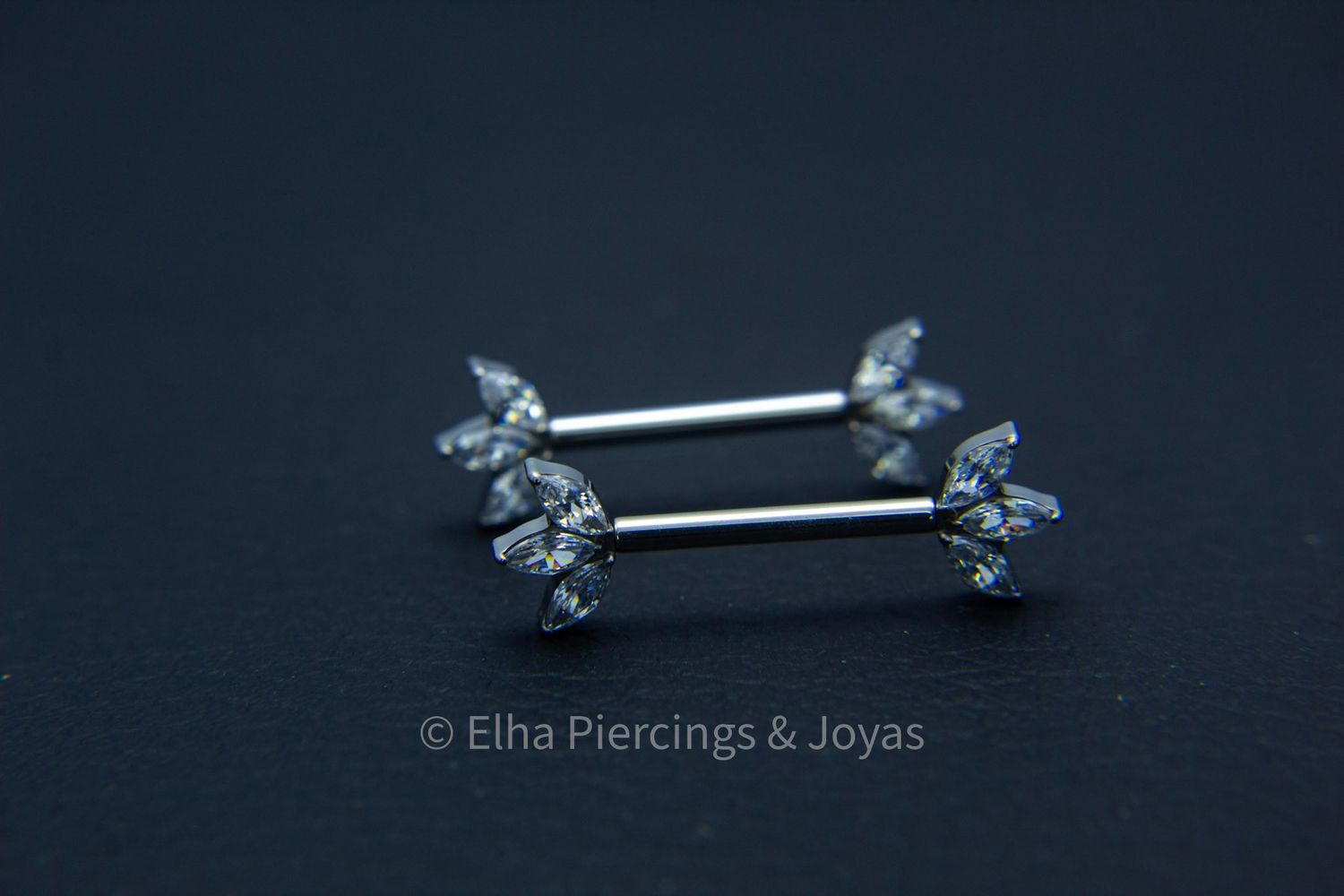 Barbell con topes de 3 cristales de zirconia forma marquise